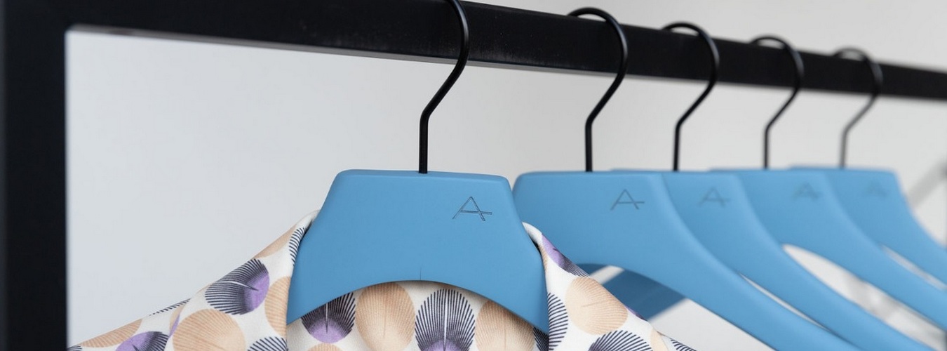 Spalvotos pakabos drabužiams